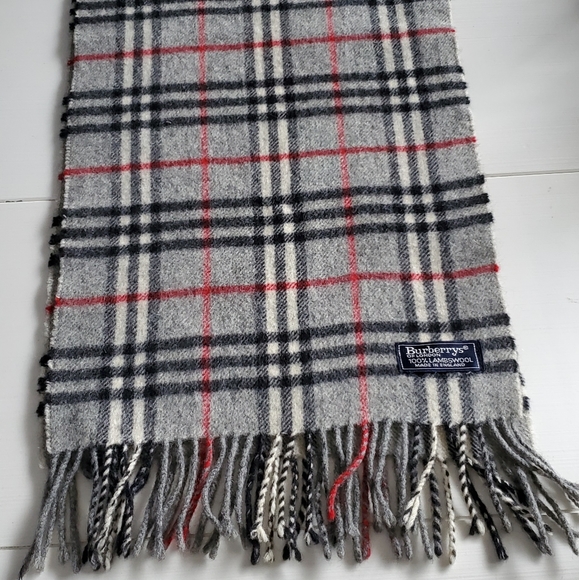 Burberry Accessories - EUC Burberry Light Gray Scarf